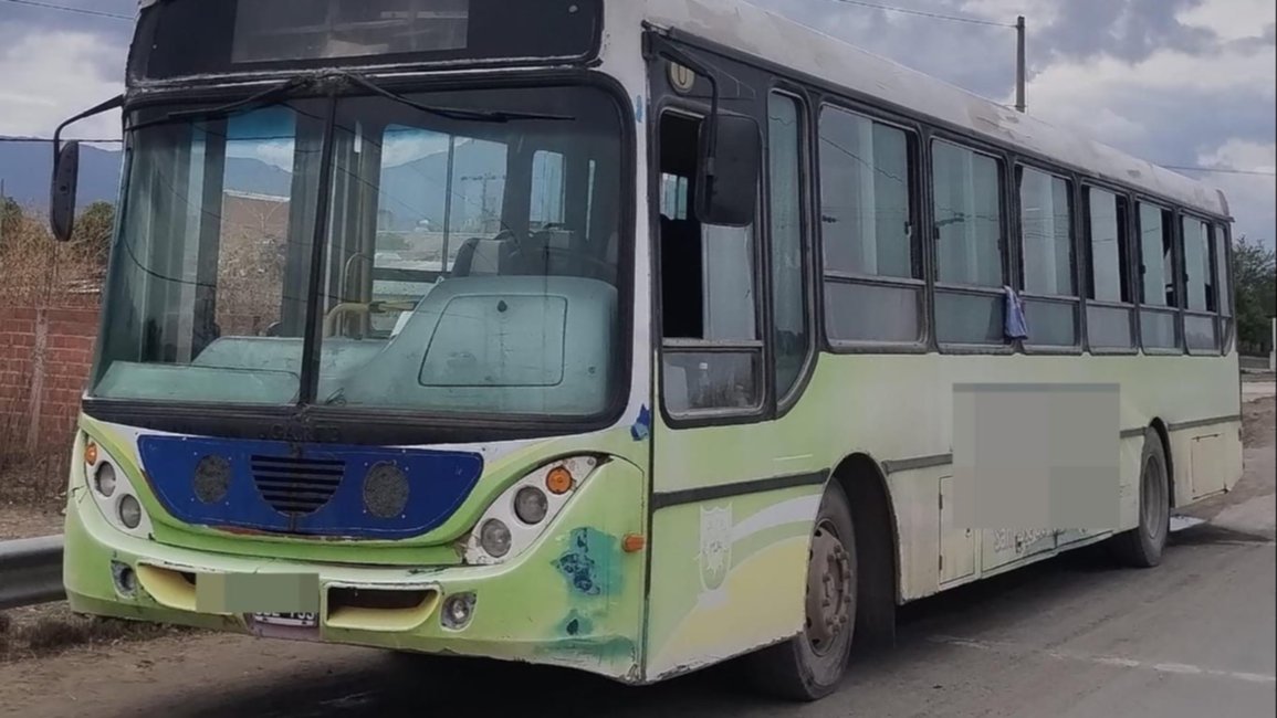 Un irresponsable total: manejaba alcoholizado un colectivo en el que viajaban menores