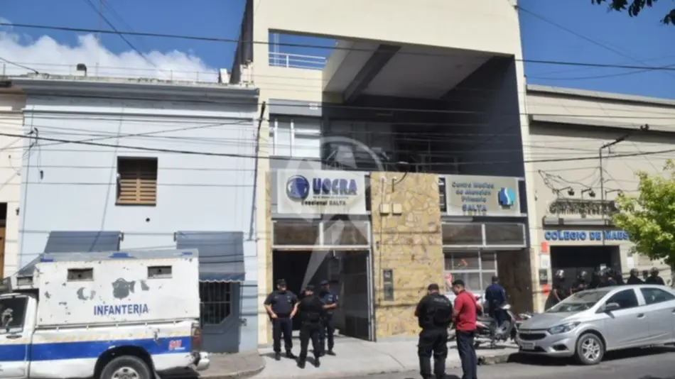 VIDEO. Un grupo de obreros protesta frente al edificio de la UOCRA Salta
