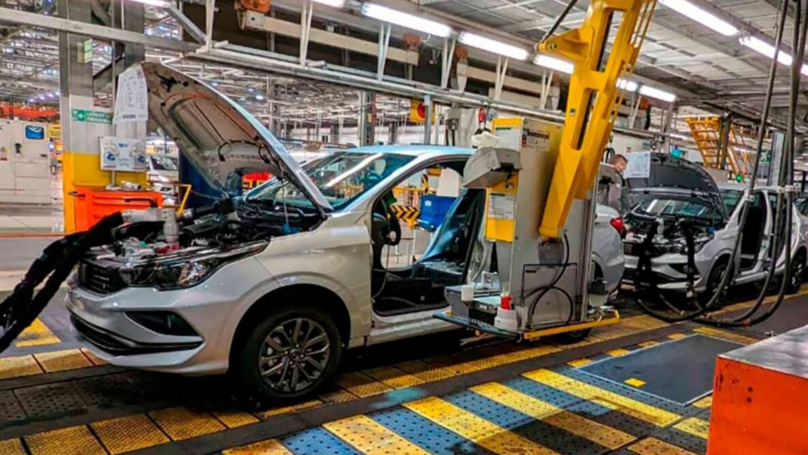 Nissan-Renault y Mercedes Benz abrieron un plan de retiros voluntarios por la caída en la actividad