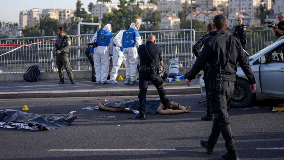 VIDEO Ataque terrorista en Jerusalén: Bajaron de un auto, abrieron fuego y asesinaron a tres personas