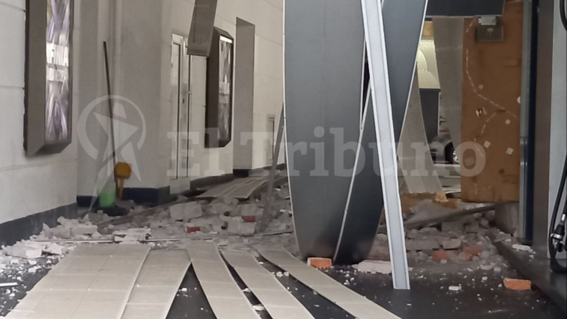 Pudo ser una tragedia: se desplomó parte del techo de una estación de servicio en el centro