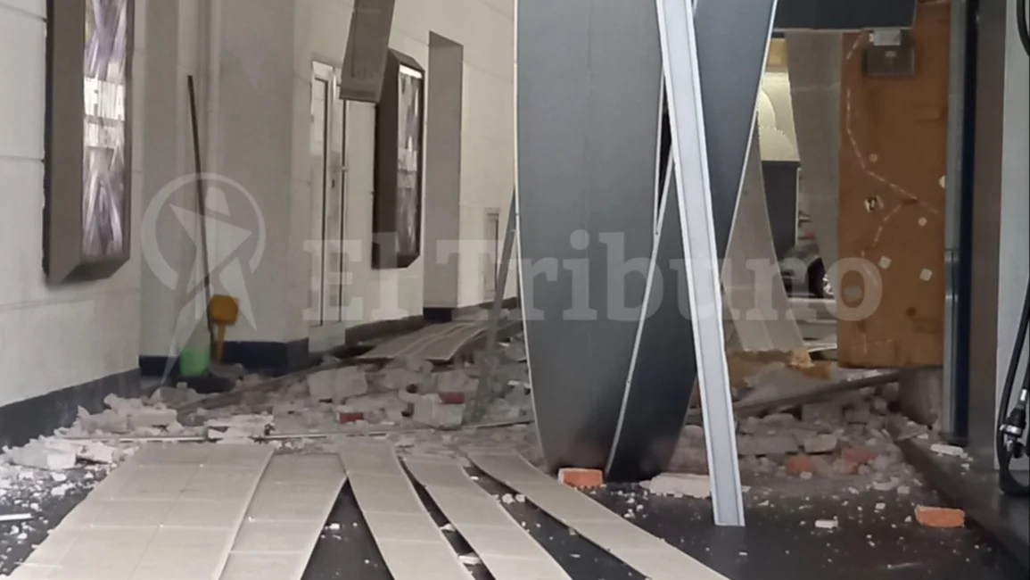 Pudo ser una tragedia: se desplomó parte del techo de una estación de servicio en el centro