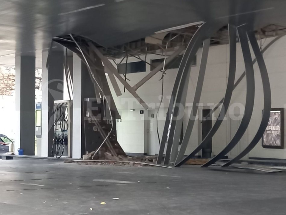 Pudo ser una tragedia: se desplomó parte del techo de una estación de servicio en el centro- Pudo ser una tragedia: se desplomó parte del techo de una estación de servicio en el centro