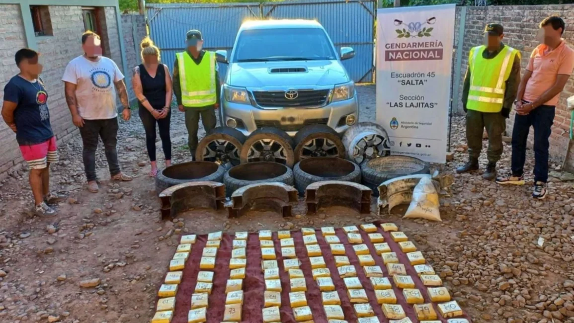 Viajaban con millonarios neumáticos de cocaína