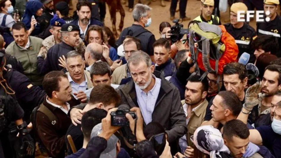 Valencia: habitantes de Paiporta le tiraron barro a los reyes y al presidente de España, tras la furia de la DANA