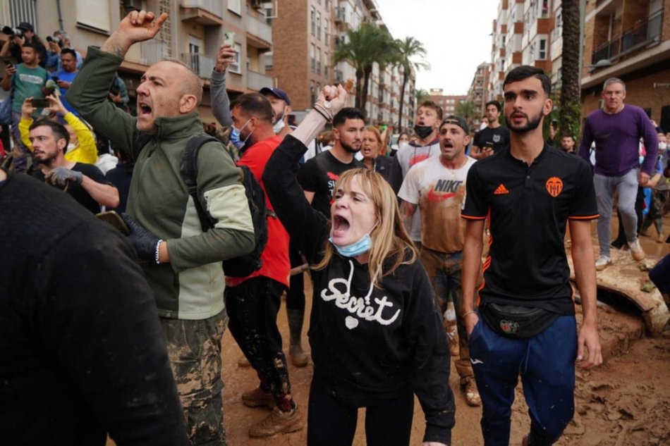 Insultaron y le tiraron barro a los reyes de España en Valencia