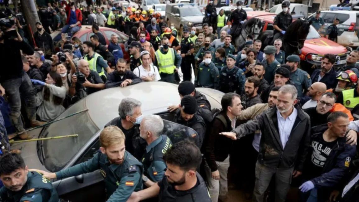 Insultaron y le tiraron barro a los reyes de España en Valencia