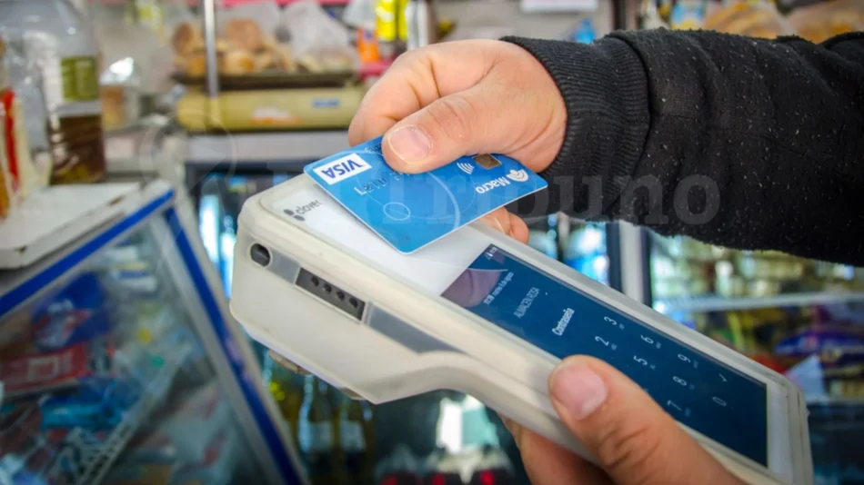 Los salteños compran lo esencial, ya no se dan "gustos" y pagan con tarjeta 