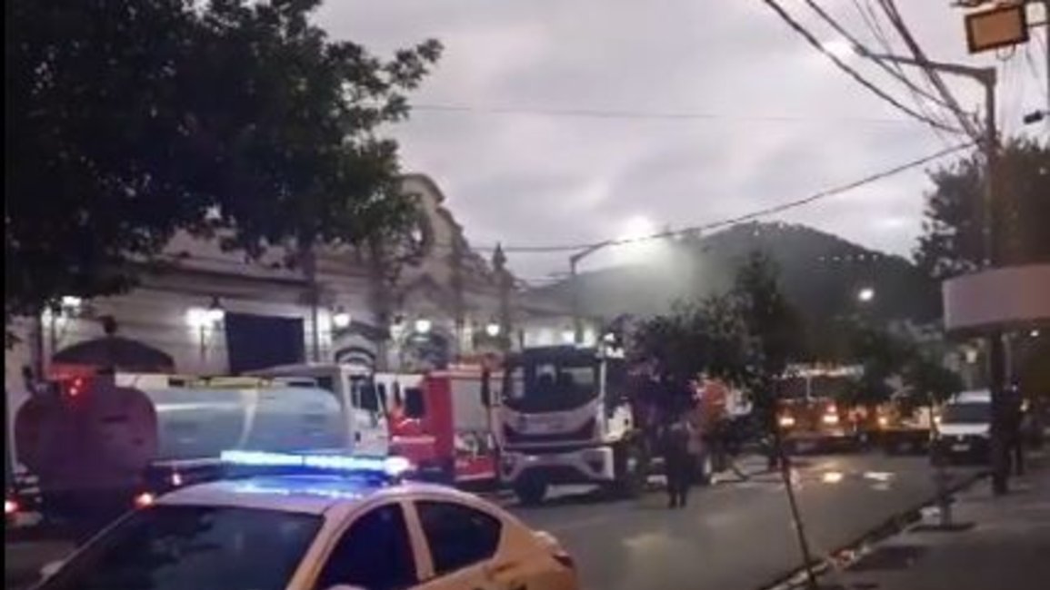 Incendio en el Mercado San Miguel: lograron extinguir las llamas y trabajan en tareas de enfriamiento del edificio