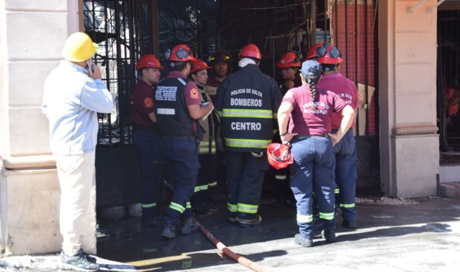 Incendio del Mercado San Miguel: “La situación es desoladora”, dijo el gobernador Sáenz el cual recorrió el lugar afectado por el fuego