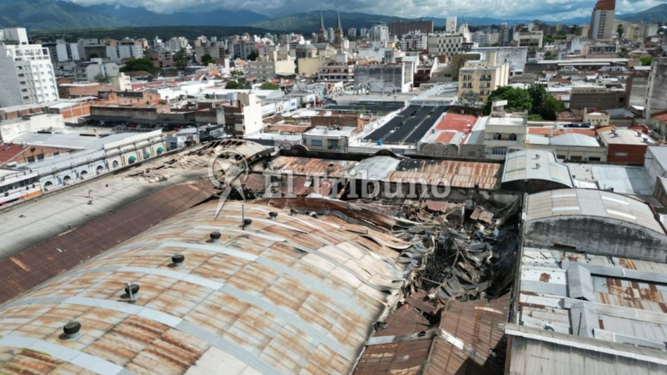 Un dron de El Tribuno sobrevoló la zona afectada por el voraz incendio en el mercado San Miguel