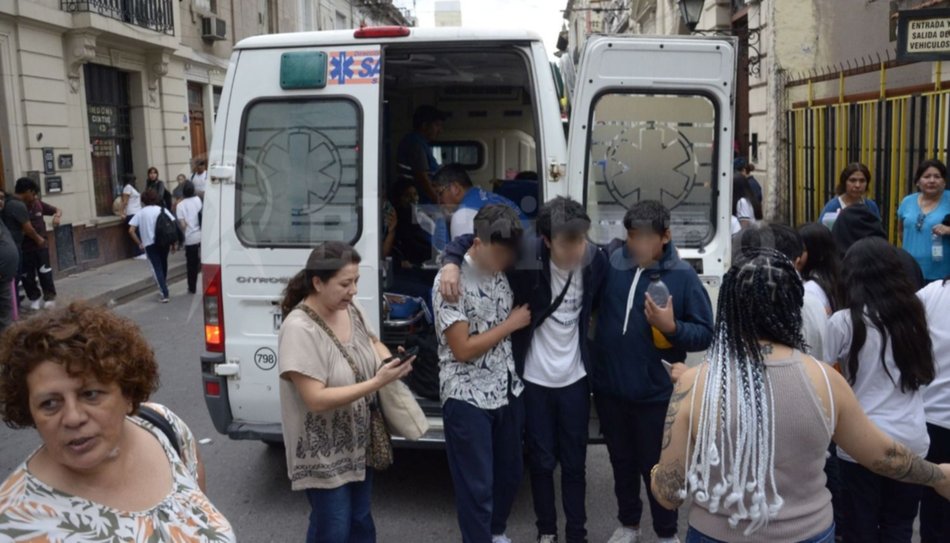 VIDEOS. Fuga de gas en la escuela Joaquín Castellanos: un chico en terapia intensiva y otros 26 hospitalizados con intoxicación leve