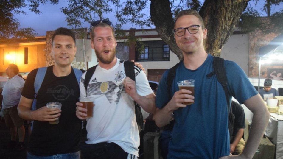 Oktoberfest en Salta: amigos, cervezas y bandas de música en un sábado distinto