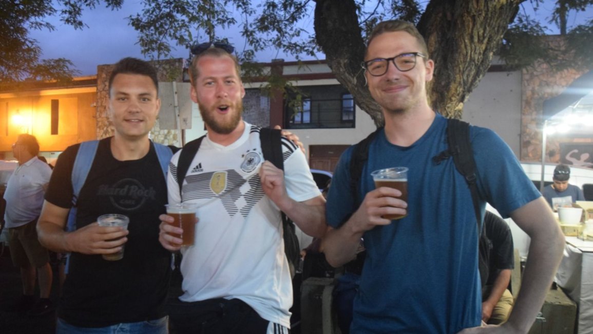 Oktoberfest en Salta: amigos, cervezas y bandas de música en un sábado distinto