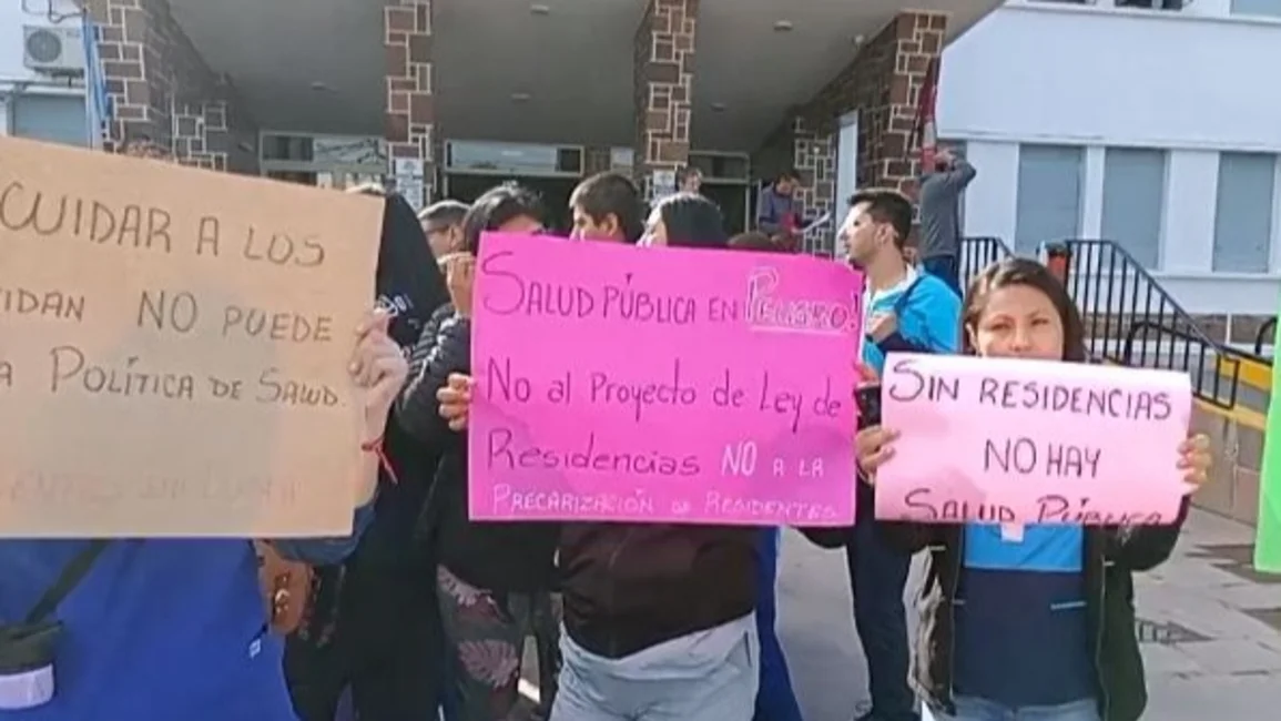 Médicos residentes se manifestaron en las afueras del hospital San Bernardo en contra del proyecto de ley que busca regular las residencias