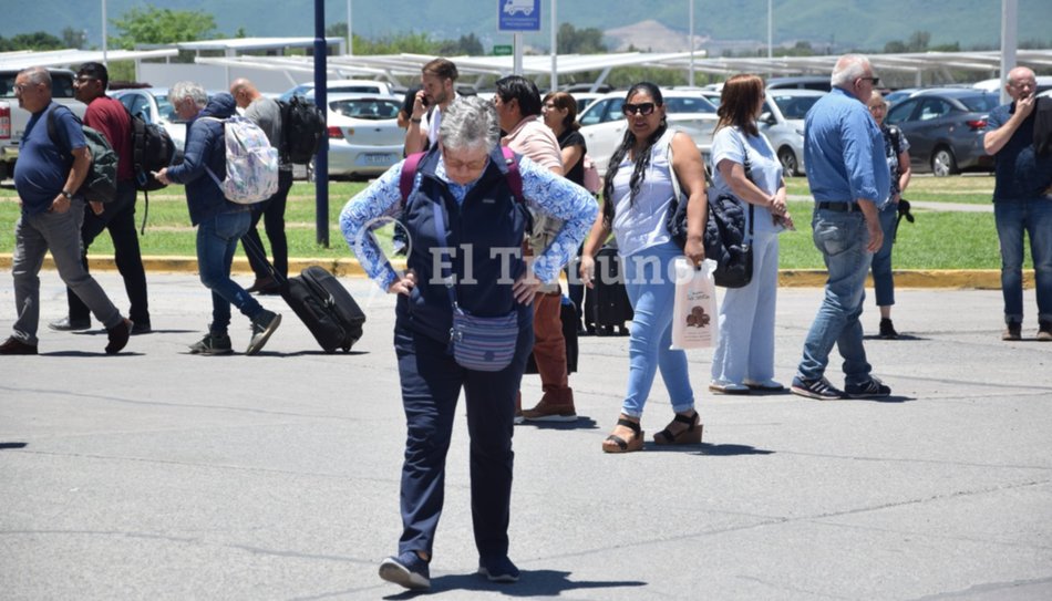  Evacuaron el aeropuerto de Salta por un bolso sospechoso que activó el protocolo de seguridad