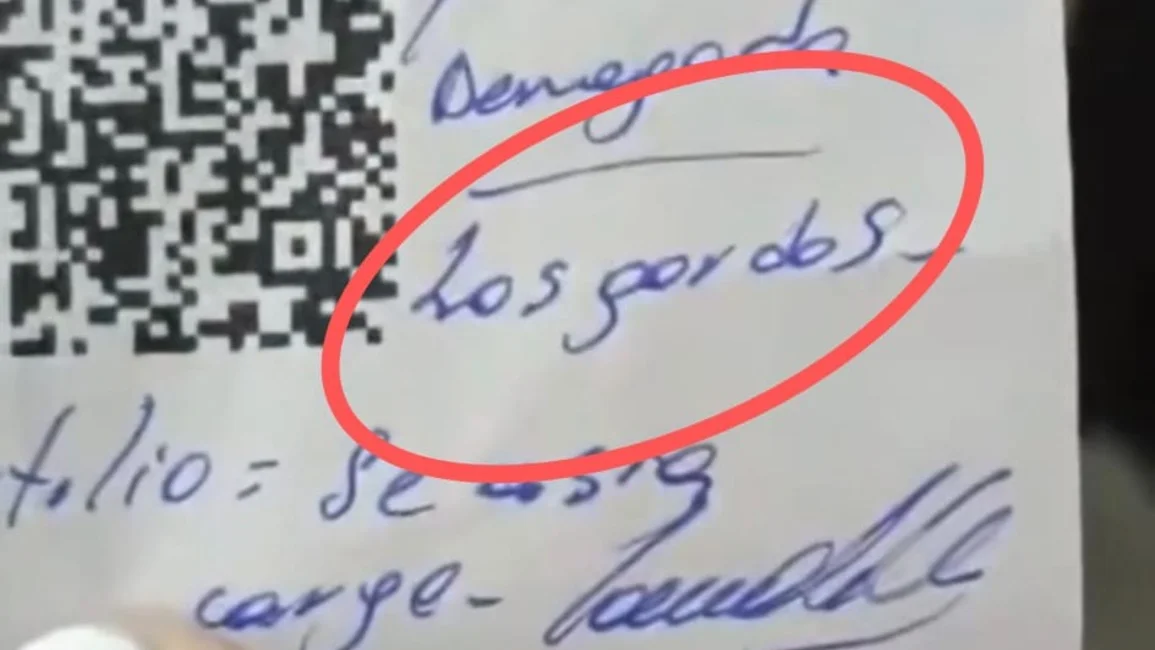 VIDEO. Les retuvieron DNI y carnet por un pago pero en el ticket los indentificaron como "los gordos"