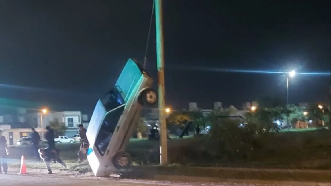 Perdió el control de su auto y casi provoca una tragedia en el barrio El Huaico