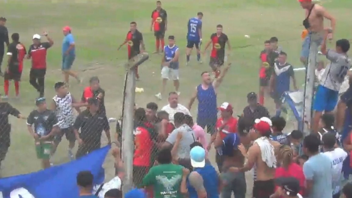 Escándalo en un partido del Regional Amateur: jugadores e hinchas de Pizarro y Aviación protagonizaron violentos incidentes