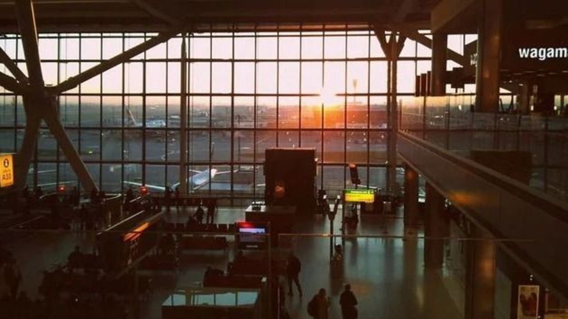 Desalojan el aeropuerto de Gatwick en Londres, tras la detonación un paquete en la Embajada de EE.UU.