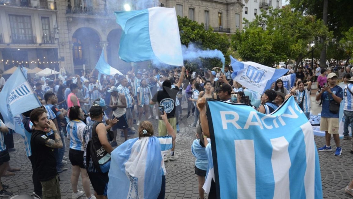 VIDEO. Racing campeón: los hinchas salteños festejaron la obtención de la Copa Sudamericana en la plaza 9 de Julio