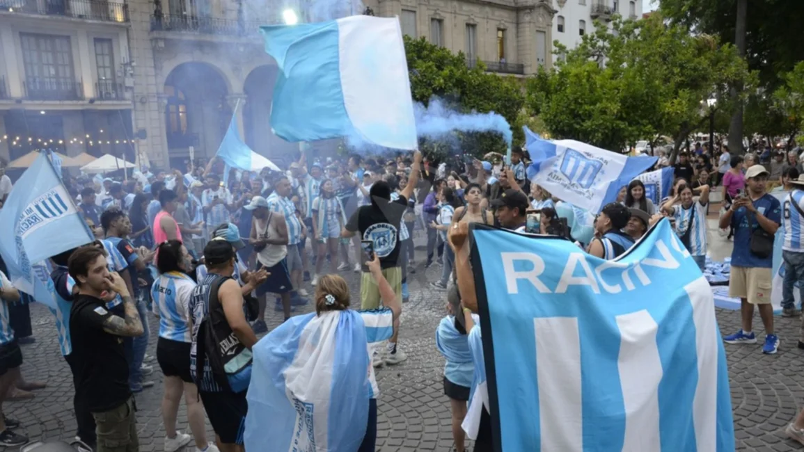 VIDEO. Racing campeón: los hinchas salteños festejaron la obtención de la Copa Sudamericana en la plaza 9 de Julio