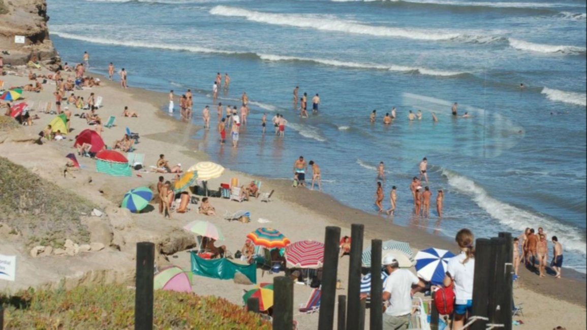 Cómo visitar la playa nudista que está a 20 minutos de Mar del Plata