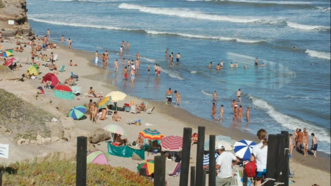Cómo visitar la playa nudista que está a 20 minutos de Mar del Plata