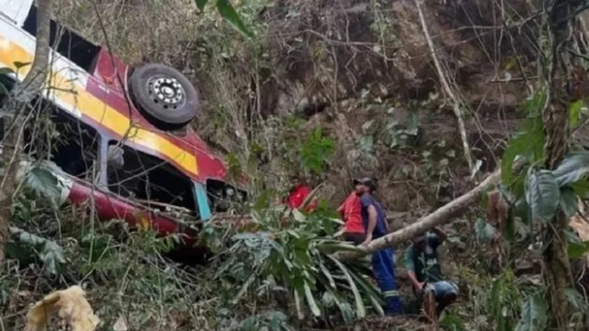 Tragedia en Brasil: al menos 18 muertos al caer un autobús a un precipicio