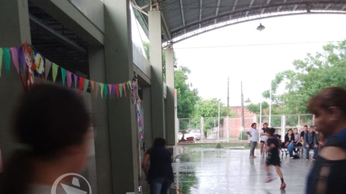 La escuela Roque Chielli de barrio Don Emilio se inundó en medio de un acto escolar 
