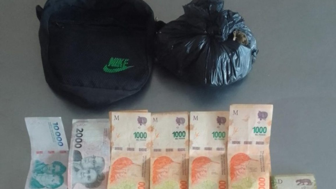 Dealers con 800 dosis de cannabis sativa