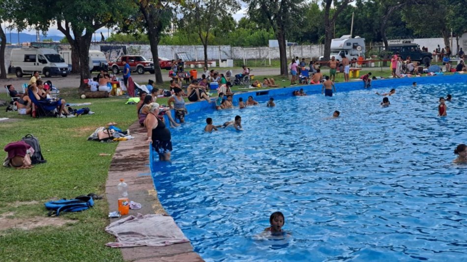 Mucha gente se acercó al balneario Xamena en el inicio de la temporada de verano en las piletas municipales