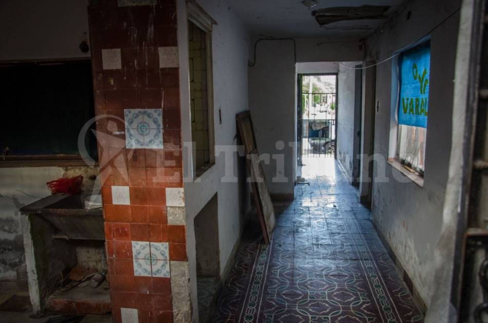 ¡Insólito! Una mujer denuncia que quieren tapar la única salida de su casa y dejarla encerrada