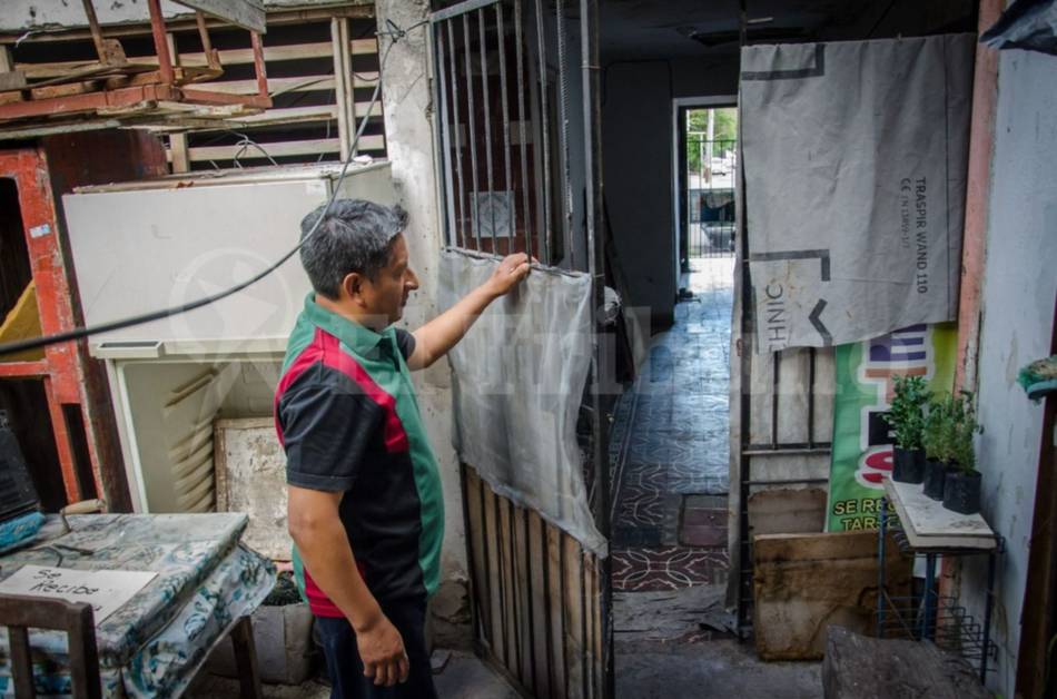 ¡Insólito! Una mujer denuncia que quieren tapar la única salida de su casa y dejarla encerrada