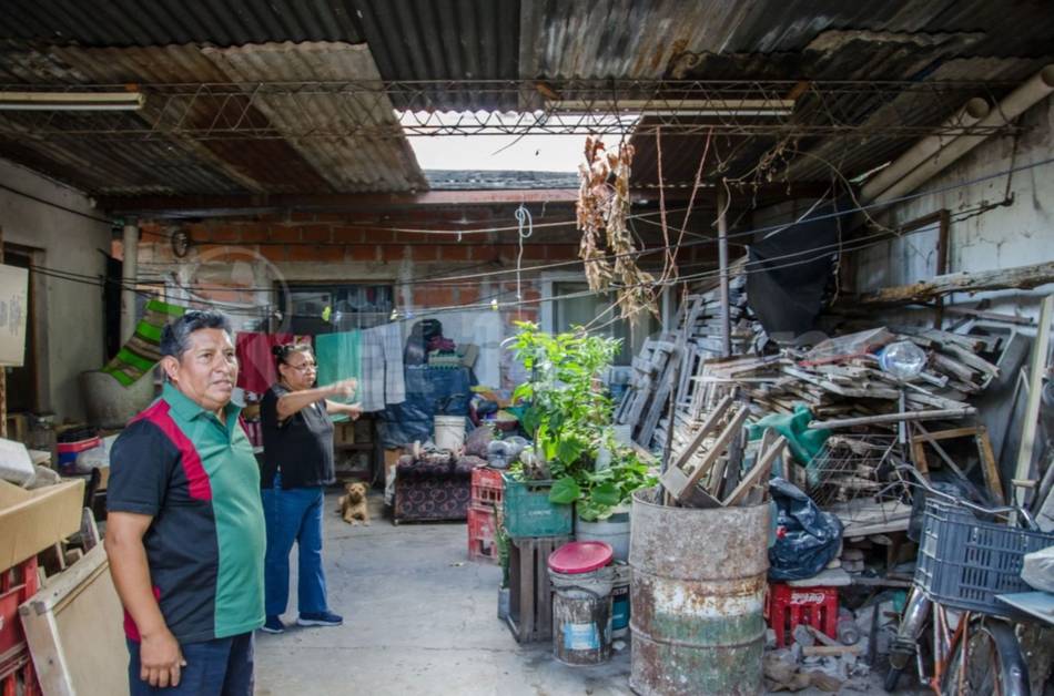 ¡Insólito! Una mujer denuncia que quieren tapar la única salida de su casa y dejarla encerrada
