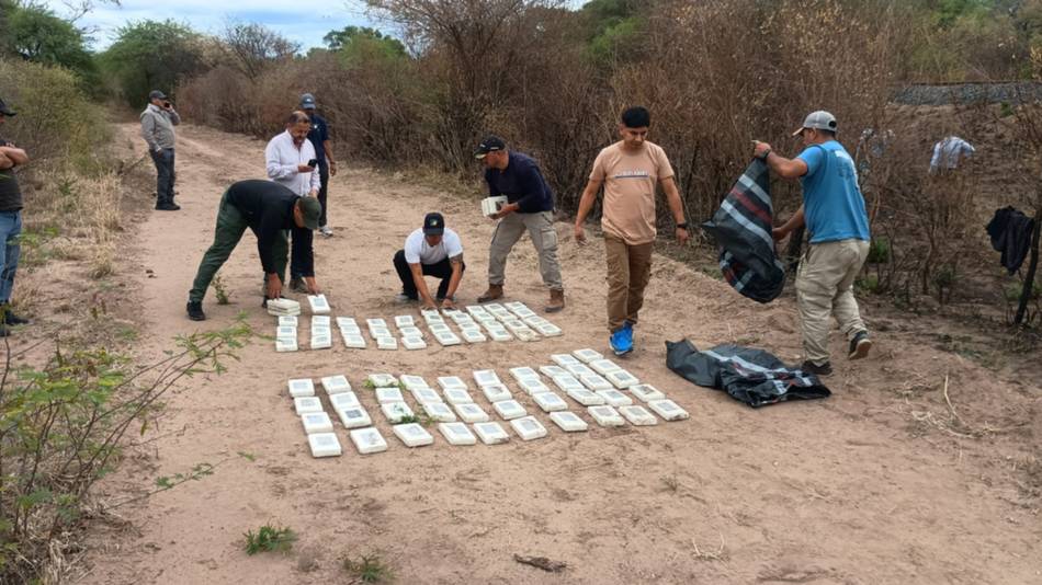 Narcotráfico en Salta: encontraron droga enterrada donde intentó aterrizar una avioneta y ya son 364 kilos de cocaína secuestrados