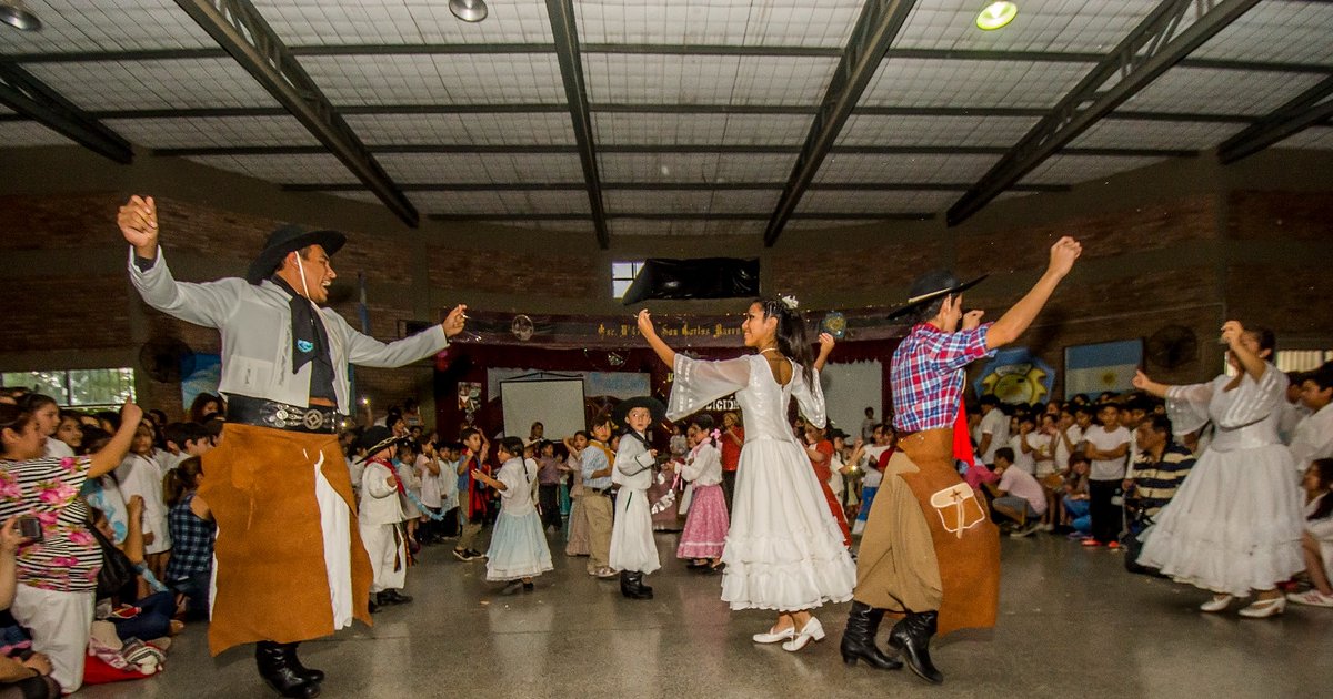 En el día de la Tradición: folclore y danza en los paseos artesanales ...