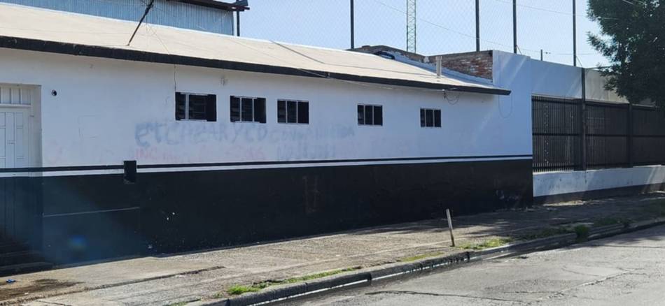 Pintadas amenazantes contra el presidente y la CD de Central Norte en la sede del club