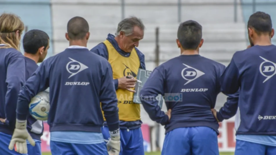 Mientras la dirigencia del albo convencía a Bianco, los jugadores pasaron por caja