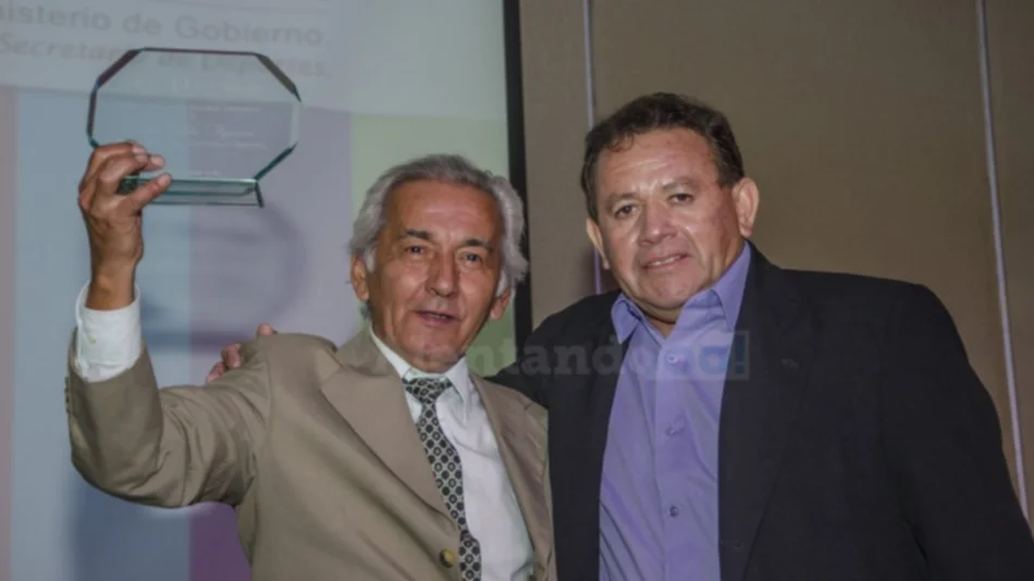 Se distinguió a Tucho Figueroa por su trayectoria periodística
