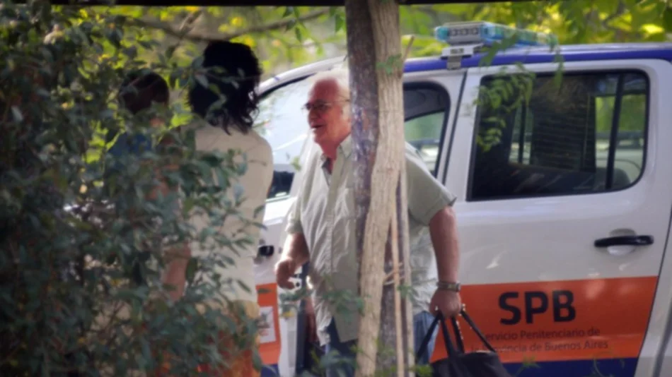 Tras ser absuelto, Carrascosa se mostró emocionado y apuntó contra el fiscal Molino Pico