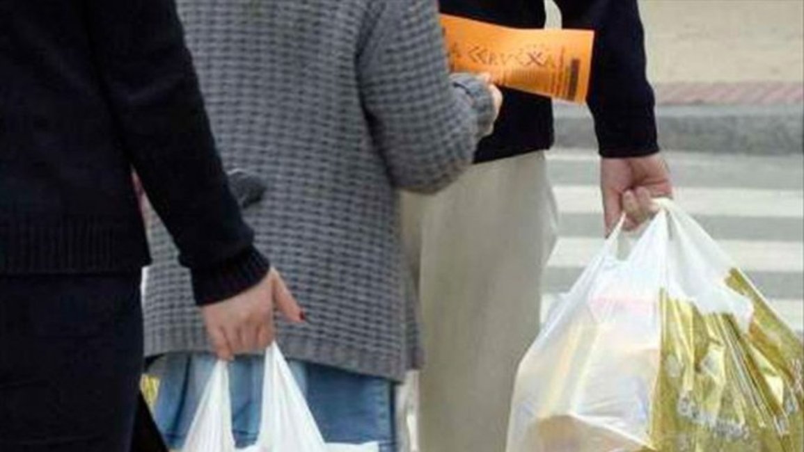 El cobro de bolsas plásticas sigue en debate