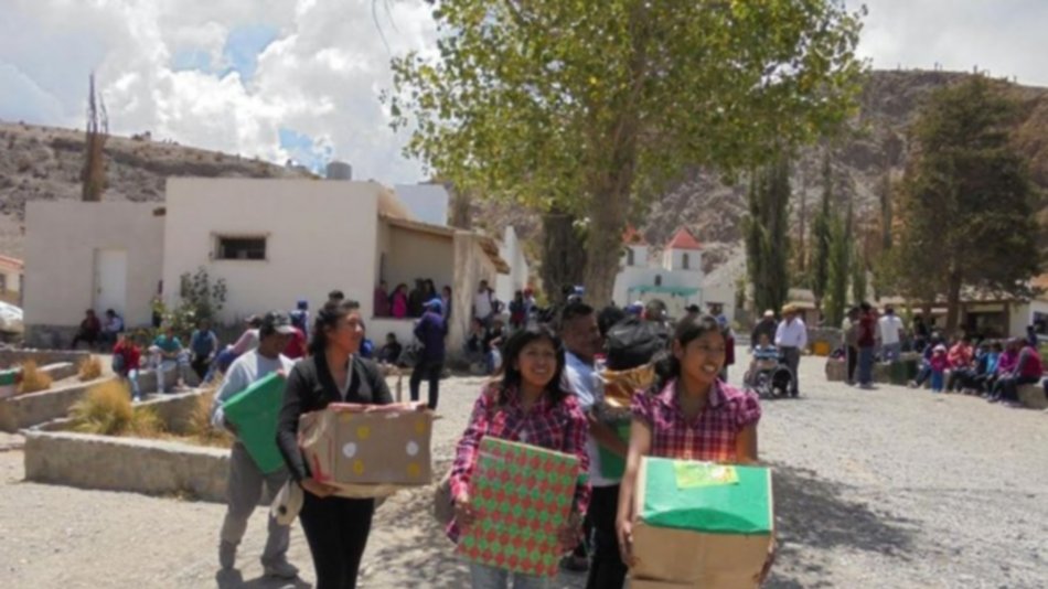 Cajas con alimentos para una feliz Nochebuena en los cerros