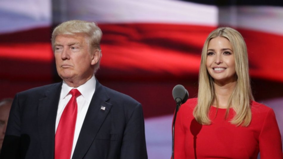 Un pasajero fue bajado de un avión por increpar a la hija de Donald Trump