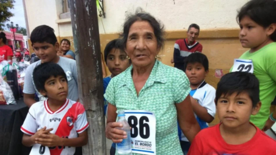 Con 75 años, Claudia corrió una maratón de 3.000 metros