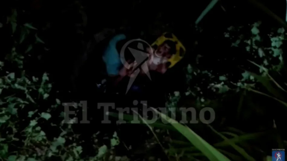 Heroico rescate nocturno de un joven desde el interior de un pozo ciego