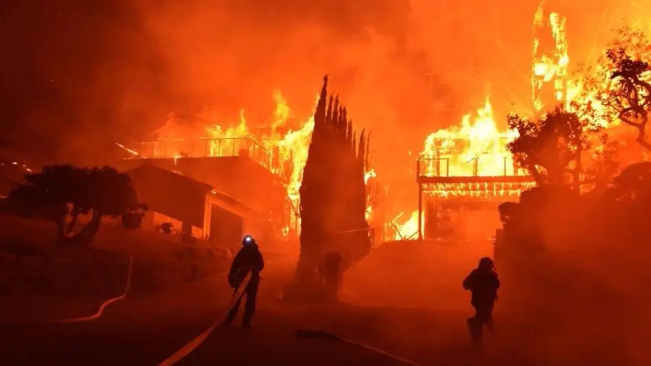 Un muerto y 27 mil evacuados por un arrasador incendio forestal en California
