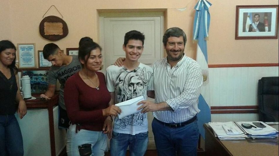Entregaron subsidios a egresados