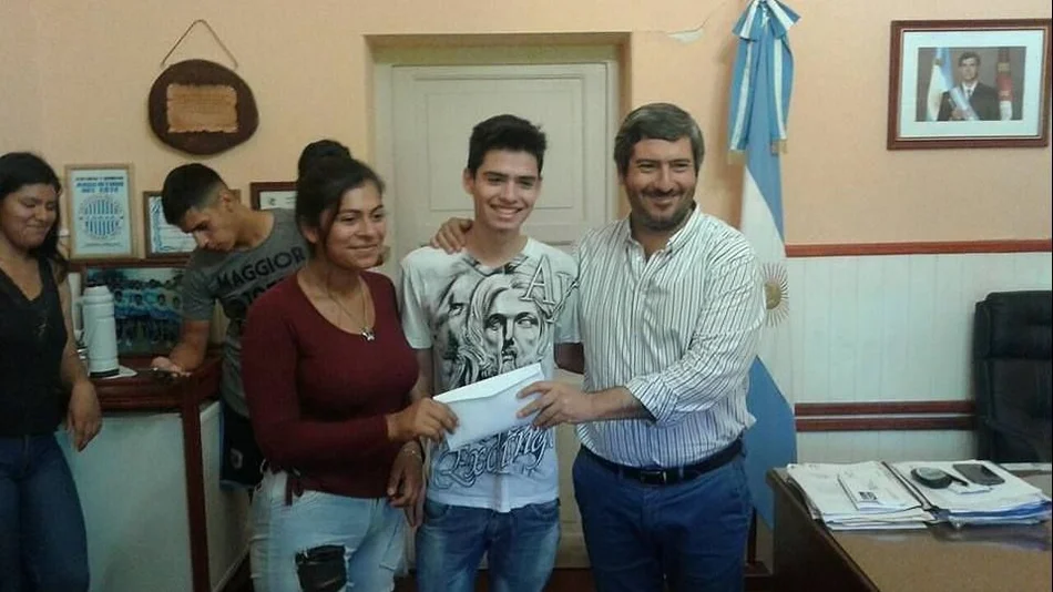 Entregaron subsidios a egresados