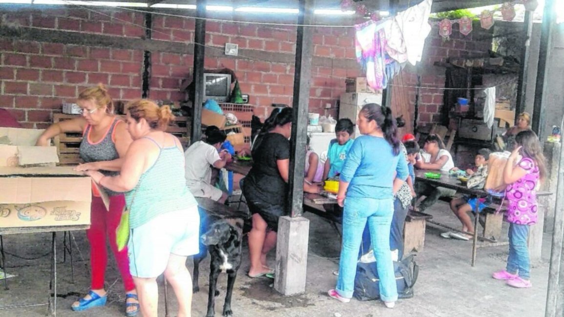 Ayudan con alimentos a familias numerosas 